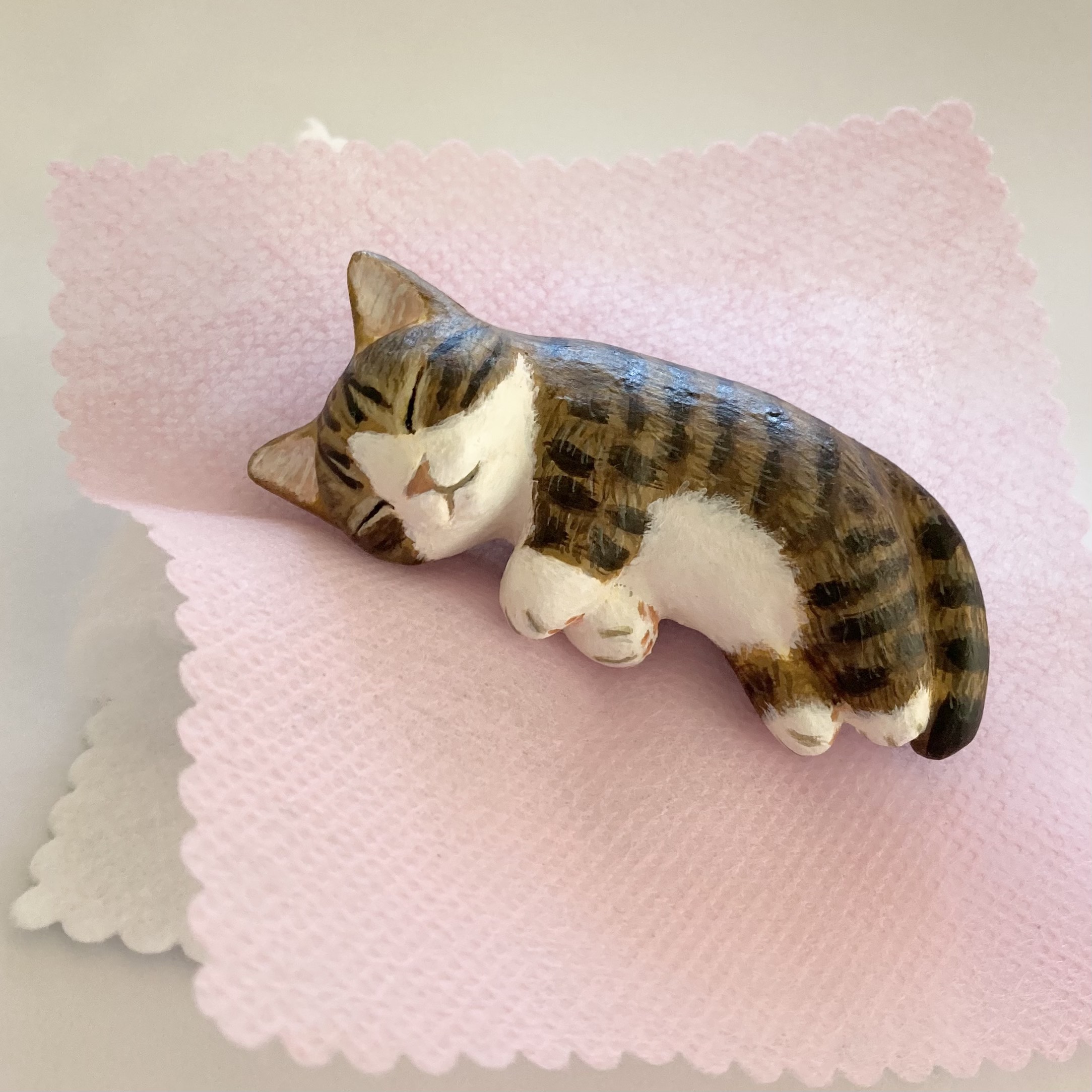 ぐうちゃん・あたちゃん　招き猫　ペア　置物　キジトラ　PG-20・PA-06 猫型ペーパーコースター／キジトラちゃんは蝶ネクタイ | Illust