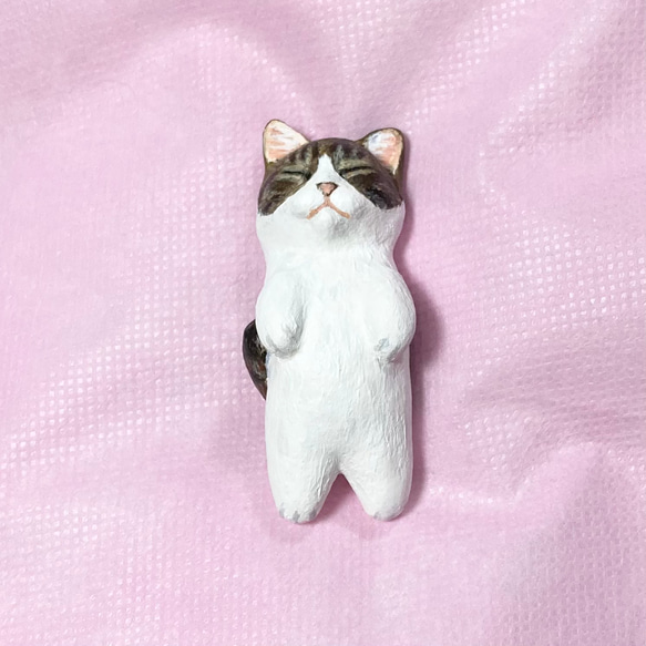 睡覺 Kijitora 白貓雕像 第1張的照片