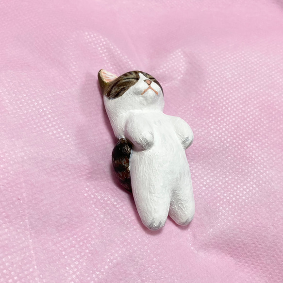 睡覺 Kijitora 白貓雕像 第3張的照片