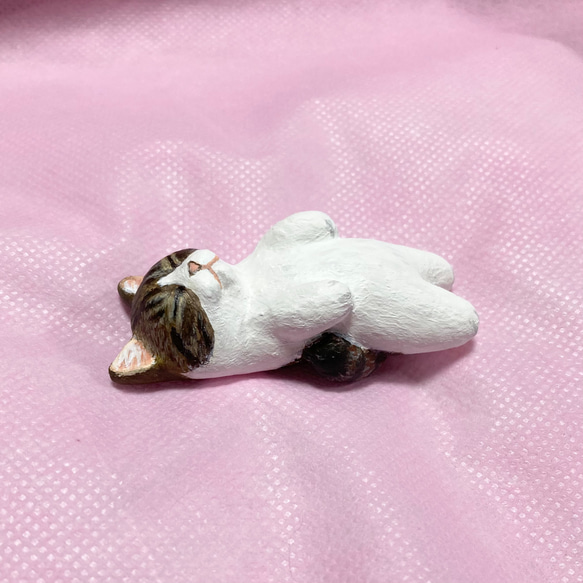 睡覺 Kijitora 白貓雕像 第4張的照片