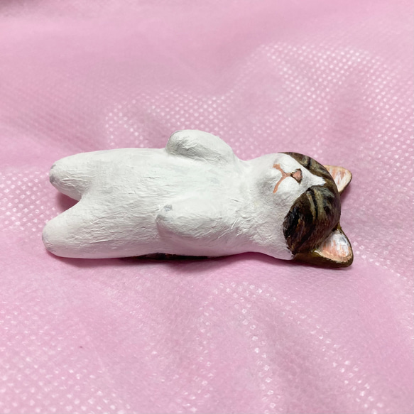 睡覺 Kijitora 白貓雕像 第6張的照片