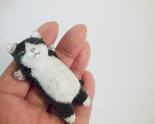 爆睡子猫（白黒ハチワレ） 招き猫 猫ハウス 通販 1927611
