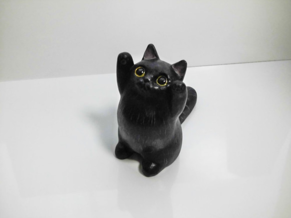 舉雙手撒嬌的黑貓（石粉泥人） 第3張的照片
