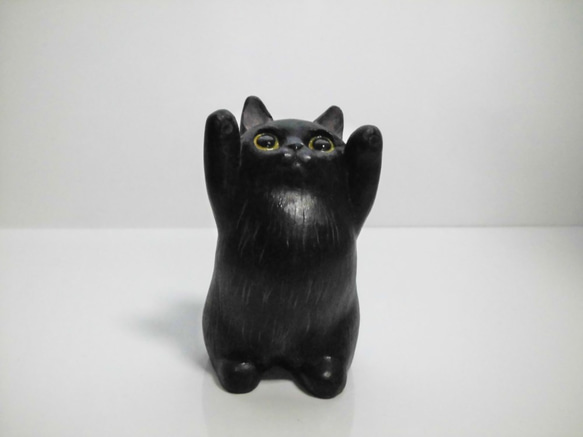 舉雙手撒嬌的黑貓（石粉泥人） 第6張的照片