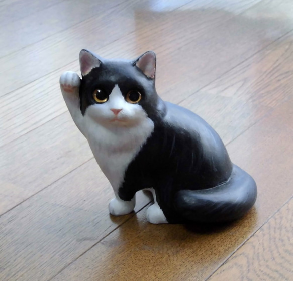 石粉粘土の白黒ハチワレ猫（招き猫） 1枚目の画像
