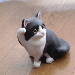 黑與白的Hachiware貓石粉黏土（招手的貓） 第3張的照片