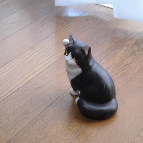 招き猫 作家 新品 白黒ハチワレ猫 青海波模様 陶器 縁起物 置物 和雑貨