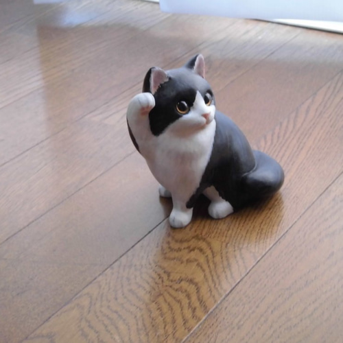 石粉粘土の白黒ハチワレ猫（招き猫） その他置物 猫ハウス 通販