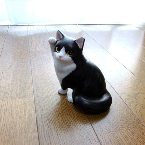 石粉粘土の白黒ハチワレ猫（招き猫） その他置物 猫ハウス 通販