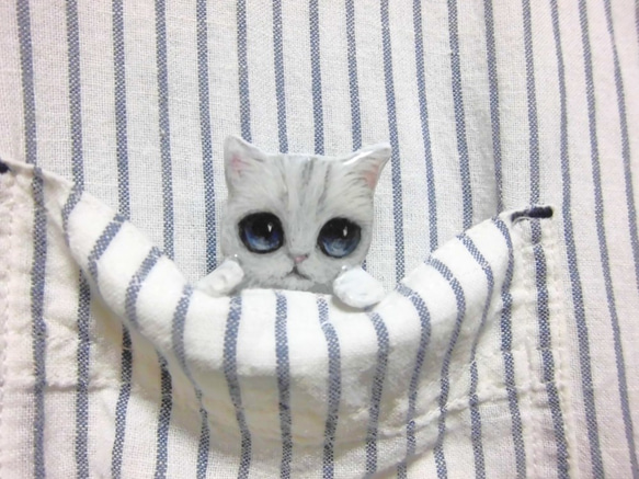 袖珍貓胸針白色小貓（樹脂） 第1張的照片