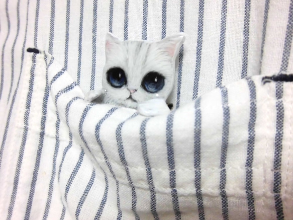ポケット猫ブローチ　白子猫　（レジン） 3枚目の画像
