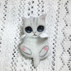 ポケット猫ブローチ　白子猫　（レジン） 4枚目の画像