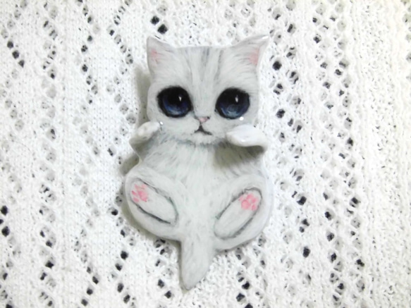 ポケット猫ブローチ　白子猫　（レジン） 5枚目の画像