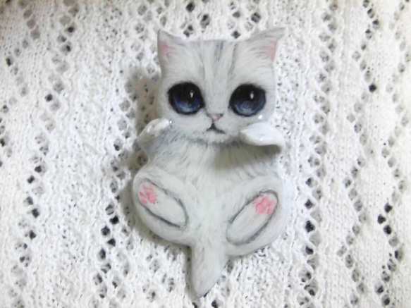 ポケット猫ブローチ　白子猫　（レジン） 6枚目の画像