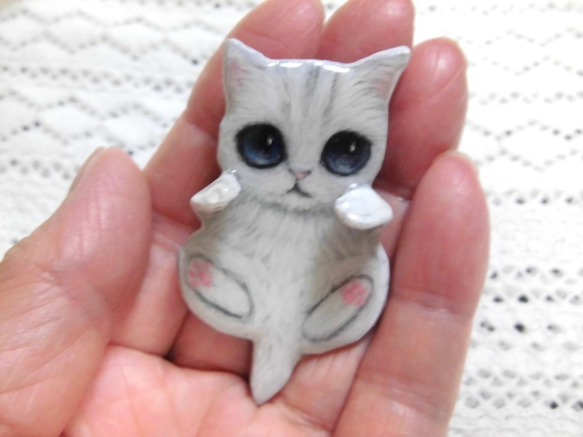 ポケット猫ブローチ　白子猫　（レジン） 7枚目の画像