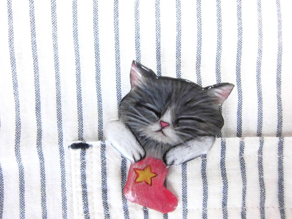 爆睡Hachiware小貓口袋貓胸針紅色襪子 第1張的照片