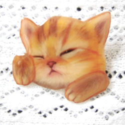 ポケット猫ブローチ　うとうと寝ている赤ちゃん茶トラ猫 1枚目の画像