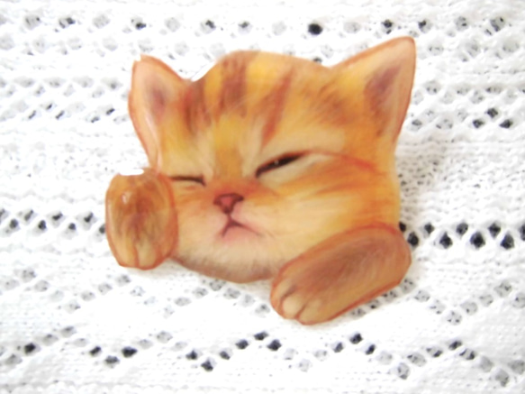 ポケット猫ブローチ　うとうと寝ている赤ちゃん茶トラ猫 1枚目の画像