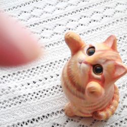 飼い主さんと遊ぶ茶トラ猫　（石粉粘土の置物） 1枚目の画像