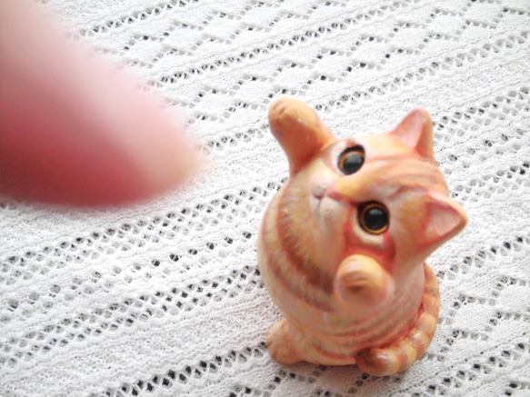 茶老虎貓和老闆一起玩（石膏粘土小雕像） 第1張的照片