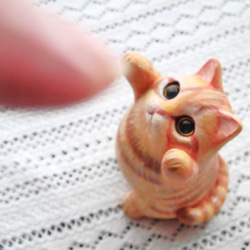 茶老虎貓和老闆一起玩（石膏粘土小雕像） 第2張的照片