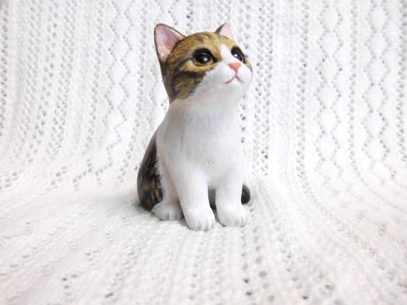 お座りしてじっと見つめるキジトラ白猫 ※受注製作※ その他置物