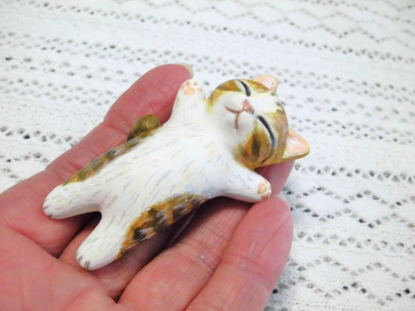 【受注制作】キジトラ白猫の爆睡子猫　（石粉粘土の置物） 4枚目の画像