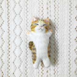 【受注制作】キジトラ白猫の爆睡子猫　（石粉粘土の置物） 2枚目の画像