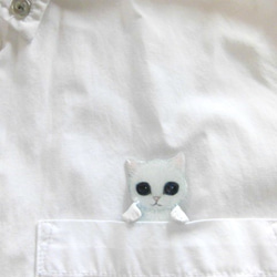 ポケット猫ブローチ　白猫　（レジン） 2枚目の画像