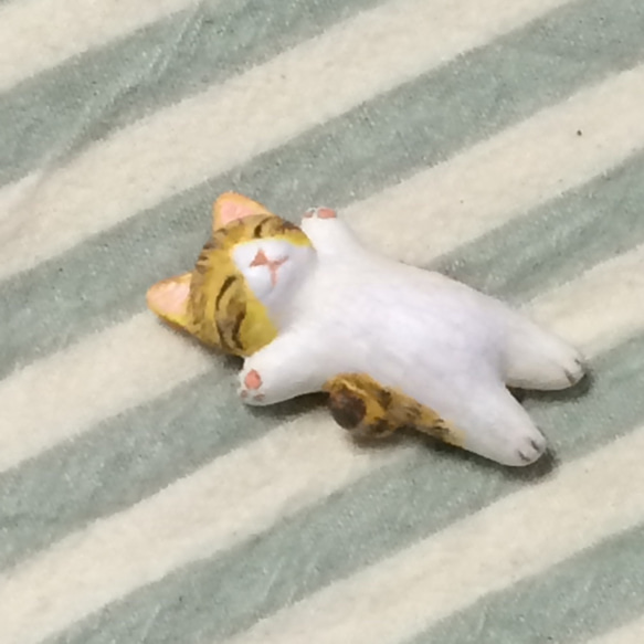 キジトラ白猫の爆睡子猫　（石粉粘土の置物） 3枚目の画像