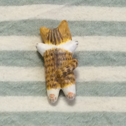 キジトラ白猫の爆睡子猫　（石粉粘土の置物） 6枚目の画像