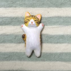 キジトラ白猫の爆睡子猫　（石粉粘土の置物） 1枚目の画像