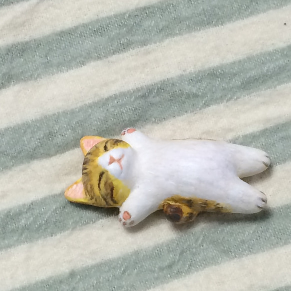 キジトラ白猫の爆睡子猫　（石粉粘土の置物） 4枚目の画像
