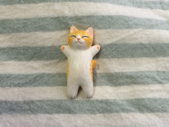 茶トラ白猫の爆睡子猫　（石粉粘土の置物） 2枚目の画像