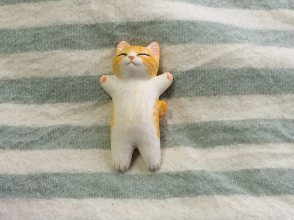 茶トラ白猫の爆睡子猫　（石粉粘土の置物） 3枚目の画像