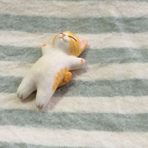 石猫 手作り置物 ❤ 茶トラ ねむり猫 花ちゃん かわいい 癒し猫 茶トラ白猫の爆睡子猫 （石粉粘土の置物） その他置物 猫ハウス 通販