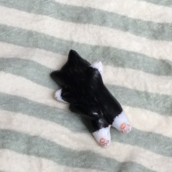 白黒ハチワレ猫の爆睡子猫　（石粉粘土の置物） 6枚目の画像
