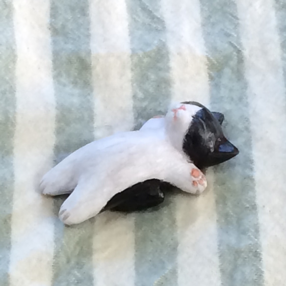 黑白八戒貓睡小貓（石粉泥人） 第4張的照片