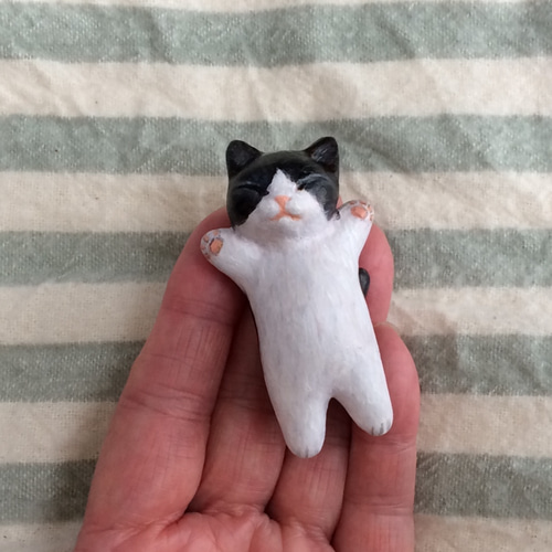 白黒ハチワレ猫の爆睡子猫 （石粉粘土の置物） 招き猫 猫ハウス