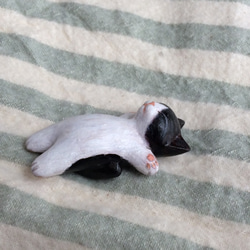 白黒ハチワレ猫の爆睡子猫　（石粉粘土の置物） 5枚目の画像