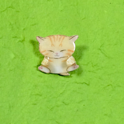スヤスヤ眠る赤ちゃん猫 ブローチ(茶トラ猫） 2枚目の画像