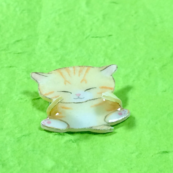 スヤスヤ眠る赤ちゃん猫 ブローチ(茶トラ猫） 4枚目の画像