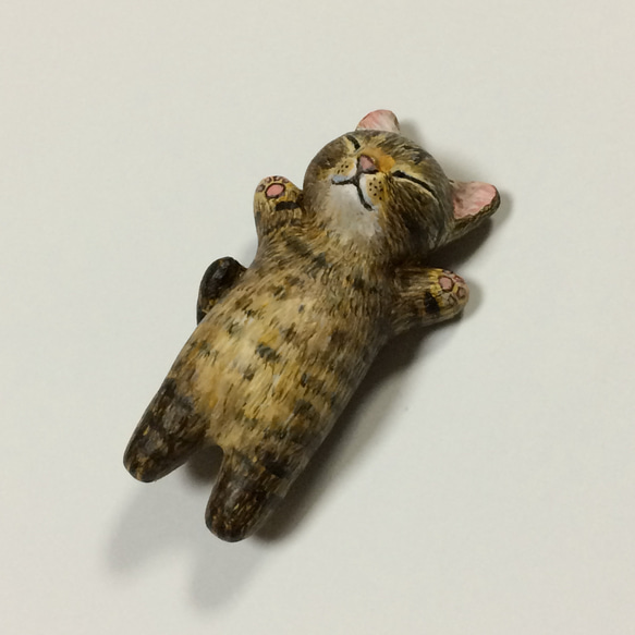 キジトラ猫の爆睡子猫　2（石粉粘土の置物） 1枚目の画像