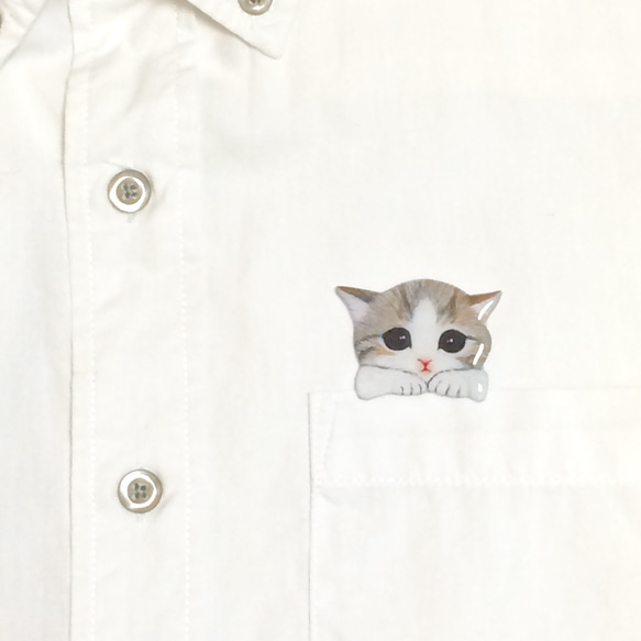 ポケットからのぞくハチワレ猫のブローチ(キジトラ白） 4枚目の画像
