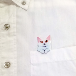 ポケットからのぞく白猫のブローチ 2枚目の画像