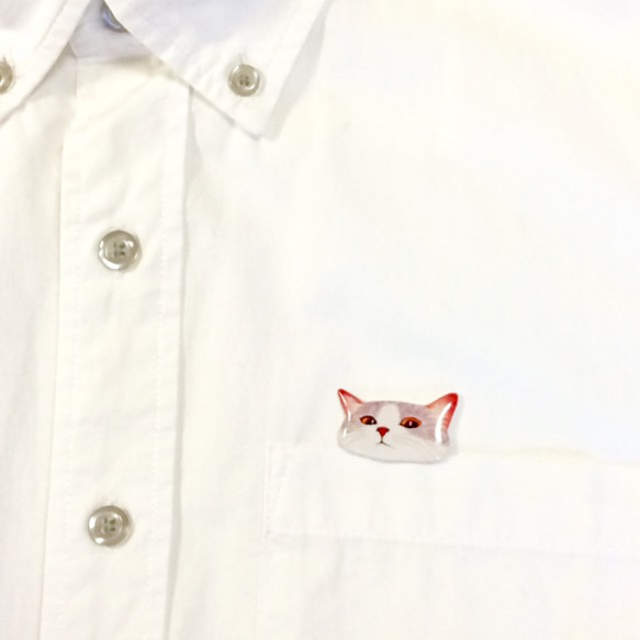ポケットからのぞくハチワレ猫のブローチ 4枚目の画像