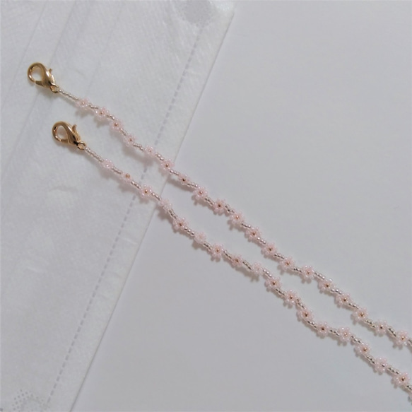 【送料無料】シンプルで可愛い♪ お花 ビーズ マスクコード ネックレス (桜色) 1枚目の画像