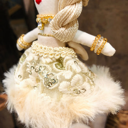 バッグチャーム「Jewel fairy(winter)」ホワイト×ゴールド　ルルベちゃん　刺繍リボン　ベロア　秋冬 4枚目の画像