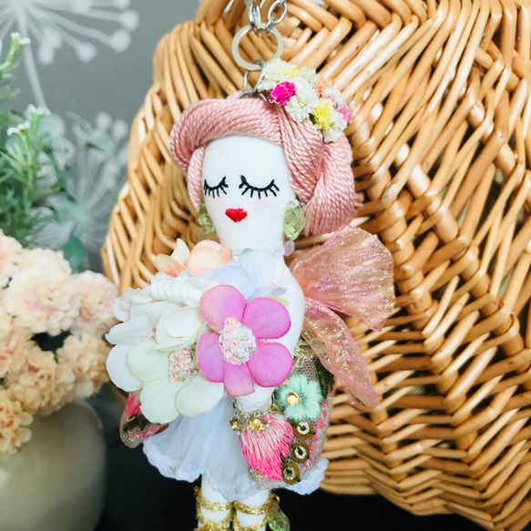 ルルベちゃん　森からの贈り物シリーズ　「フェアリーピンク」バッグチャーム　妖精　花　インド刺繍 2枚目の画像