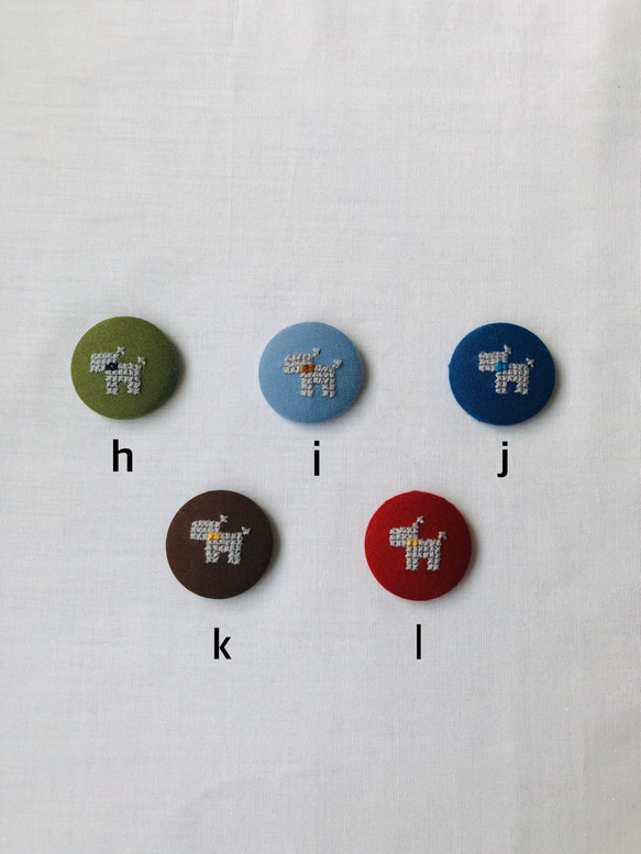 くるみボタン　ブローチ・ヘアゴム　　　　　　　　　　　(テリア・ミニチュアシュナウザー・トイプードル刺繍) 3枚目の画像